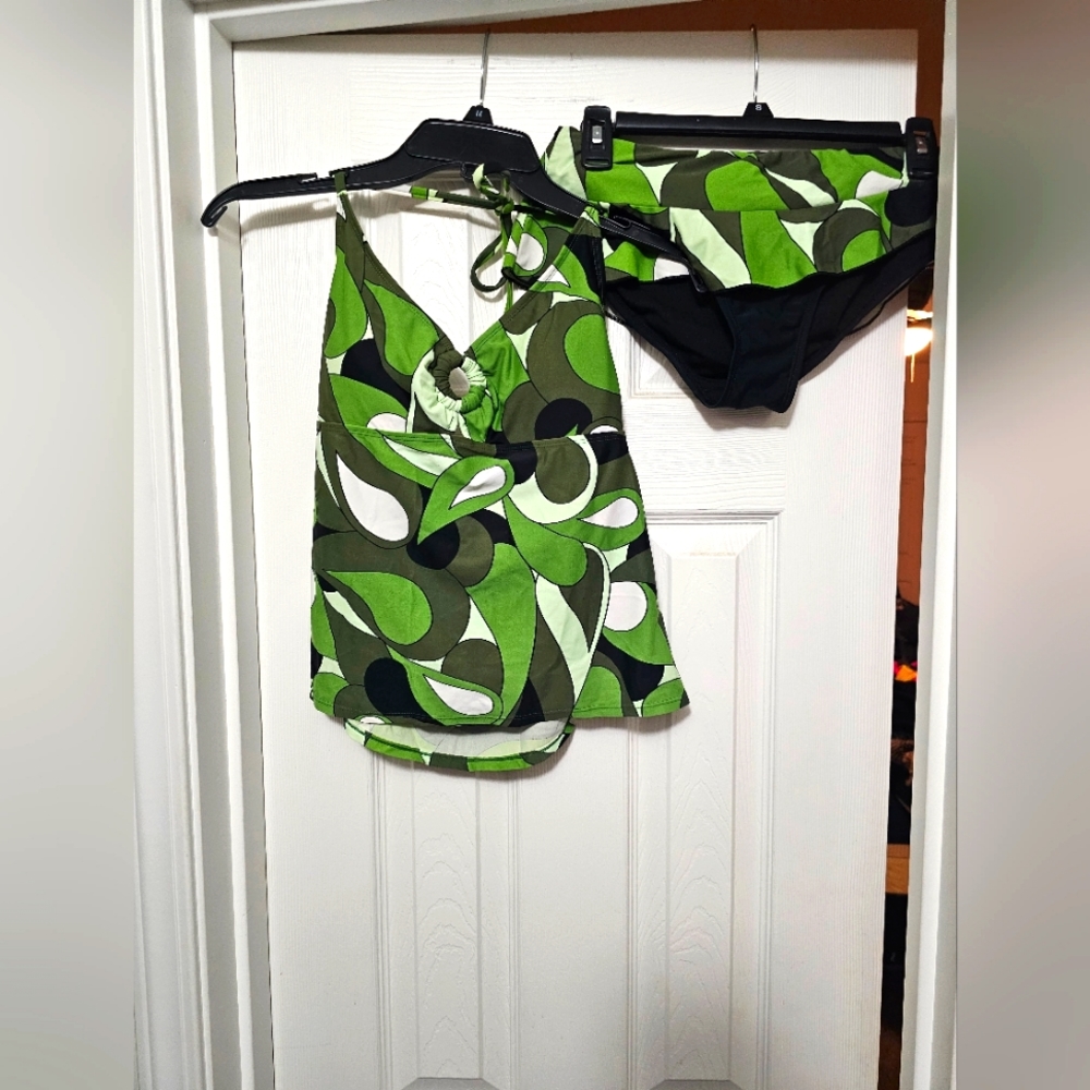 Two piece tankini set from Daisy Fuentes Sz 10